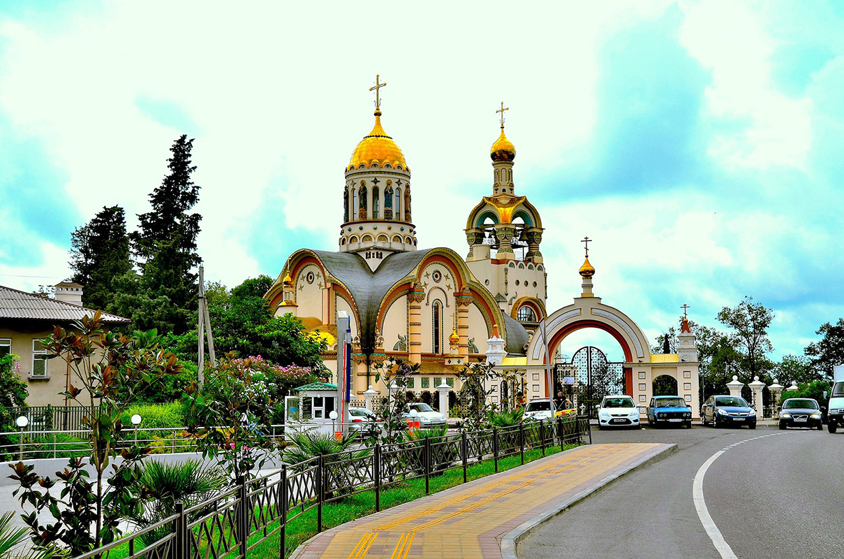 Храм Владимира в Сочи на виноградной