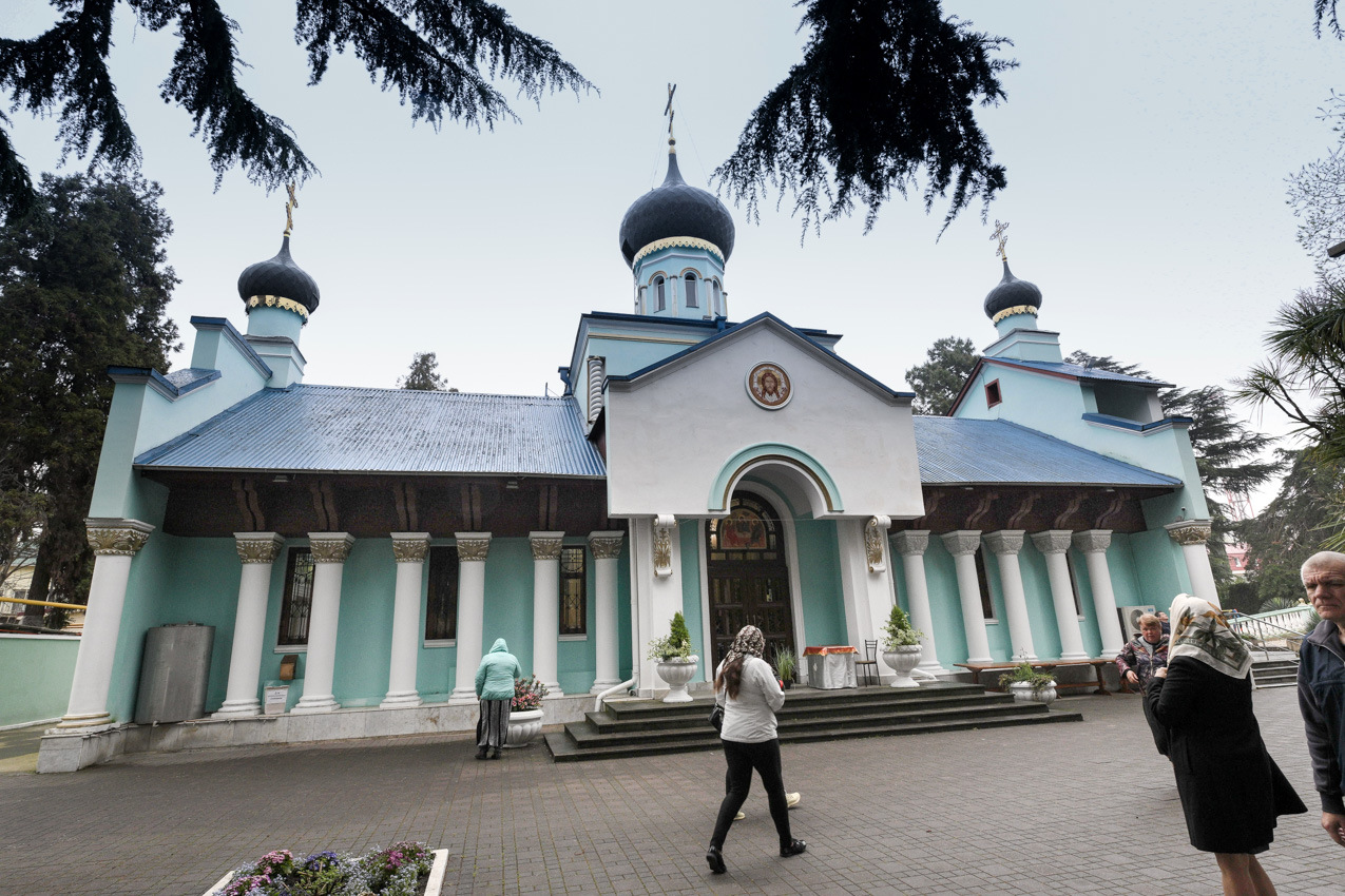 В Неделю 2-ю по Пасхе епископ Сочинский и Туапсинский Герман совершил  Литургию в храме Живоначальной Троицы мкр-на Адлер — Сочинская епархия